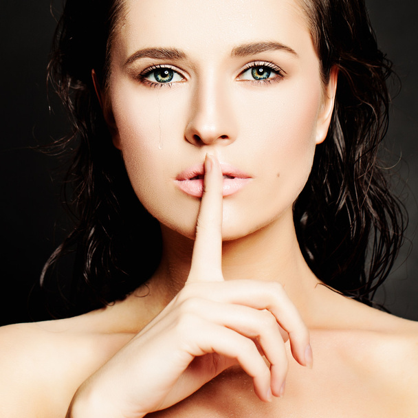 νεαρή γυναίκα χειρονομίες για ήσυχες ή shushing. έννοια της σιωπής - Φωτογραφία, εικόνα