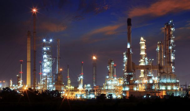 prachtige landschap dusky hemel van zware industrie olie raffinaderij pla - Foto, afbeelding