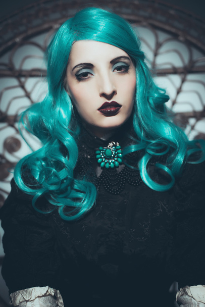 Mujer misteriosa en peluca sintética verde
 - Foto, imagen
