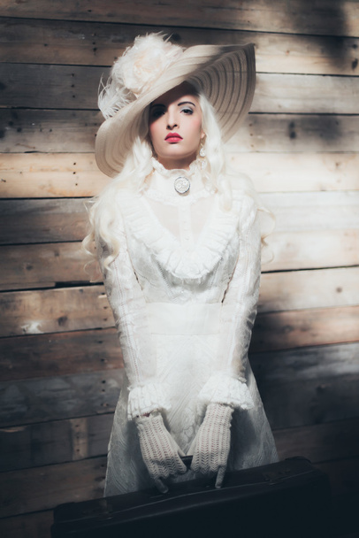 Женщина в белом платье и винтажной шляпе
 - Фото, изображение