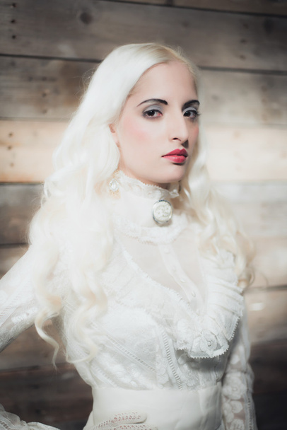 žena s bílými vlasy v bílých šatech - Fotografie, Obrázek