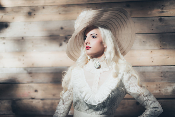 Woman in white dress and vintage hat - Foto, Imagen