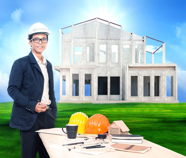 inżynierii człowiek z tabeli pracy i projekt domu na piękne - Zdjęcie, obraz