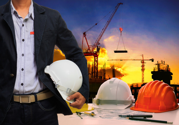 Ingénieur avec casque de sécurité blanc debout contre le travail
 - Photo, image
