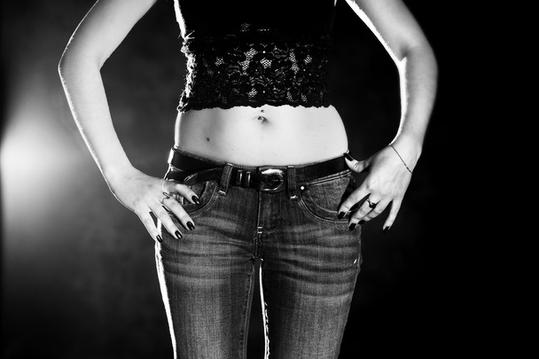 smukłe kobiety w dżinsach - Zdjęcie, obraz