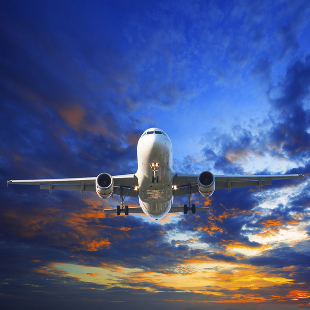 arra készül, hogy leszállás ellen gyönyörű barna sugárhajtású utasszállító repülőgép - Fotó, kép