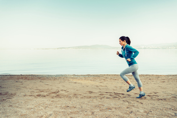 Chica corriendo en la costa
 - Foto, Imagen