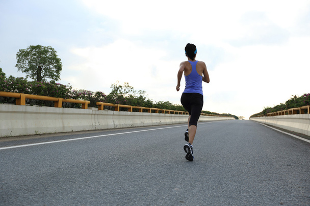 Kaupunkitiellä juokseva nainen
 - Valokuva, kuva