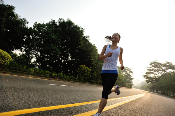 Sportlerin läuft auf Straße - Foto, Bild