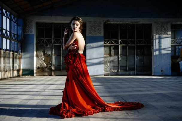 赤いドレスを着ている女性, - 写真・画像