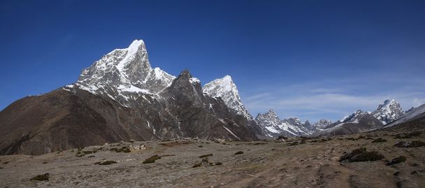 Vista de Cholatse, Lobuche Este y otras altas montañas
 - Foto, Imagen