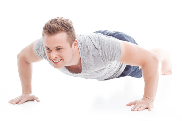 Young man doing push ups - Foto, afbeelding