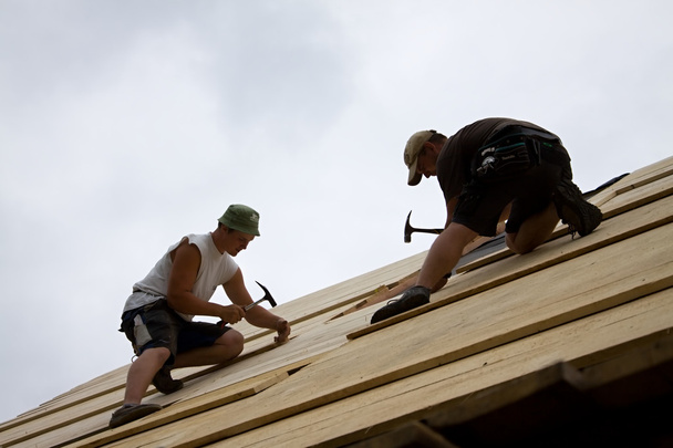 pracovníci na střeše - Fotografie, Obrázek