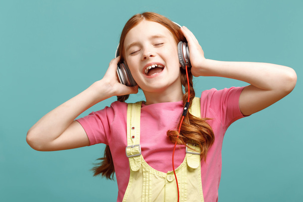 Pretty girl listening to music  - Fotografie, Obrázek