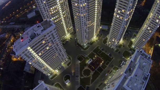 Kompleks mieszkaniowy z oświetleniem jesienią - Materiał filmowy, wideo