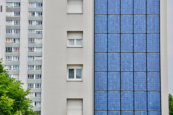 Frankreich, Photovoltaik-Paneele auf einer Hauswand - Foto, Bild
