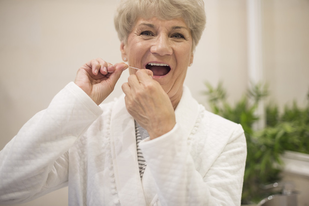 diş ipi ile olgun kadın - Fotoğraf, Görsel