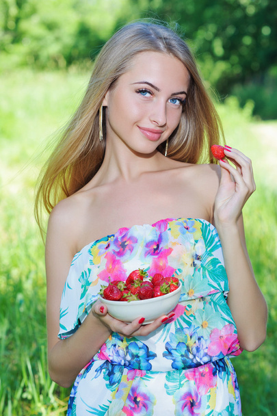 Szczęśliwa dziewczyna z truskawkami - Zdjęcie, obraz