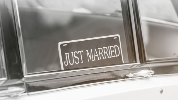 The inscription on the plate:"Just Married!'' - Zdjęcie, obraz