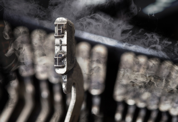 f hamer - oude handmatige schrijfmachine - mysterie rook - Foto, afbeelding