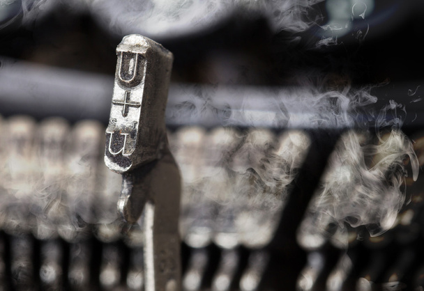 U hammer - old manual typewriter - mystery smoke - Foto, afbeelding