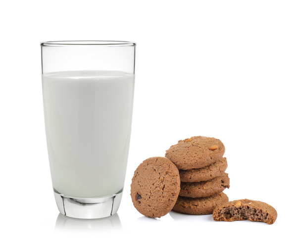 cookie-k és a tej-fehér fa háttér - Fotó, kép