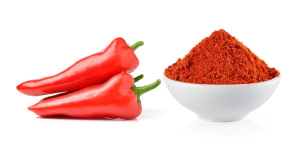 prášku sušené červené papriky a červené chilli papričky v bílé misce  - Fotografie, Obrázek