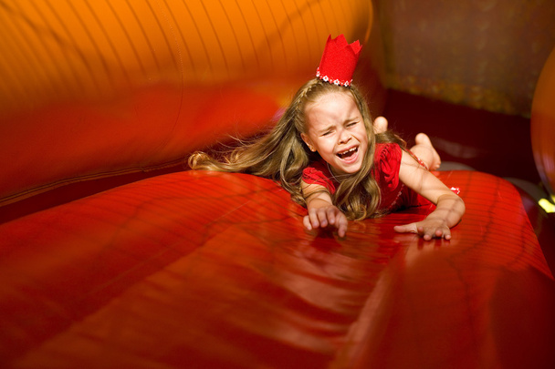 Un niño juega en el trampolín brillante
 - Foto, imagen