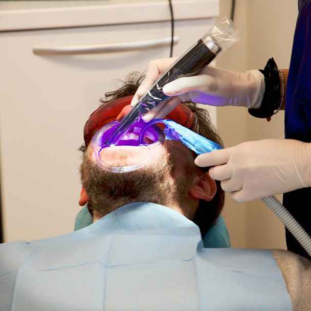 Hombre recibiendo cirugía dental y tratamiento con láser
 - Foto, imagen