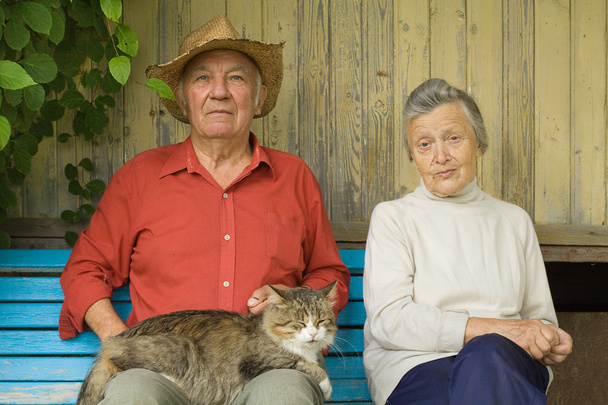 屋外の猫の座っていると古いカップル - 写真・画像