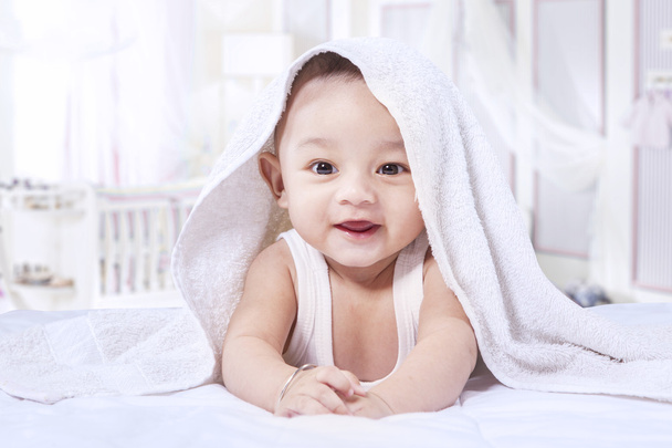 Happy little baby smiling in the bedroom - Foto, imagen