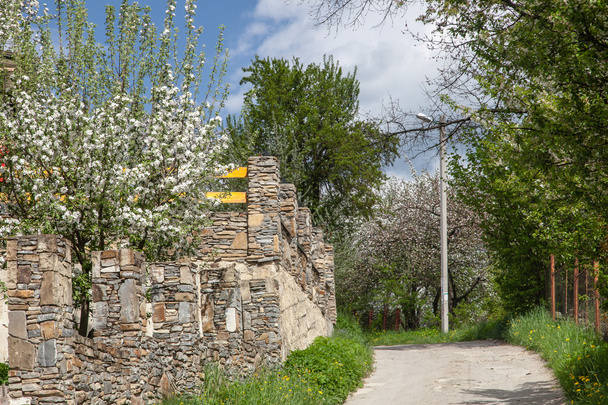 Дорога на бік кам'яного паркану
 - Фото, зображення
