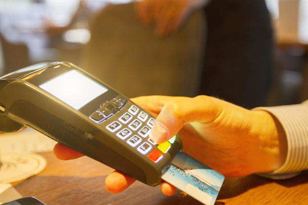 machnięcia karty kredytowej za pośrednictwem terminali - Zdjęcie, obraz