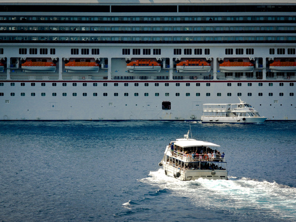 Tender boot brengt terug de passagiers naar het cruiseschip - Foto, afbeelding