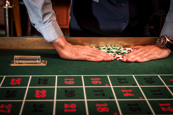 Дилер казино снимает проигравшие ставки
 - Фото, изображение