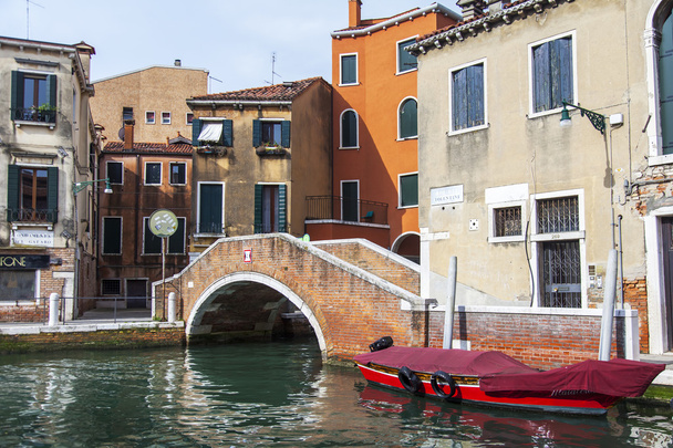 VENICE, ITALY - on MAY 1, 2015. Typical city landscape. Street canal and architectural complex of old buildings ashore - Foto, Bild