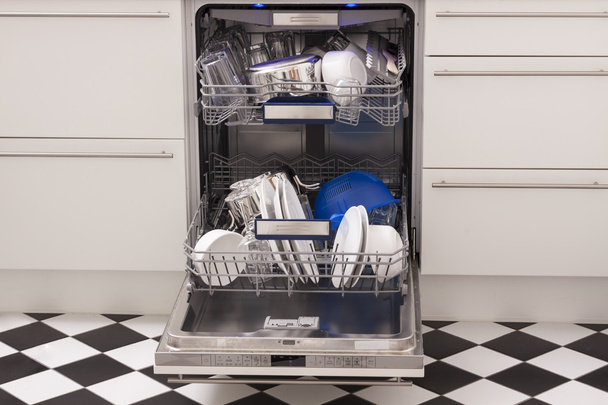 Посудомоечная машина загружается на кухню с чистой посудой
 - Фото, изображение