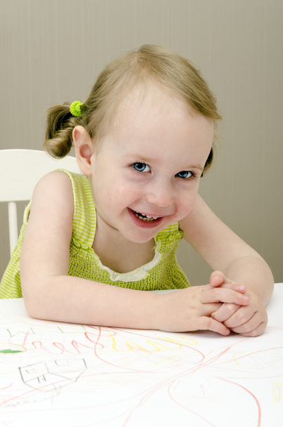 маленька дівчинка, посміхаючись
 - Фото, зображення