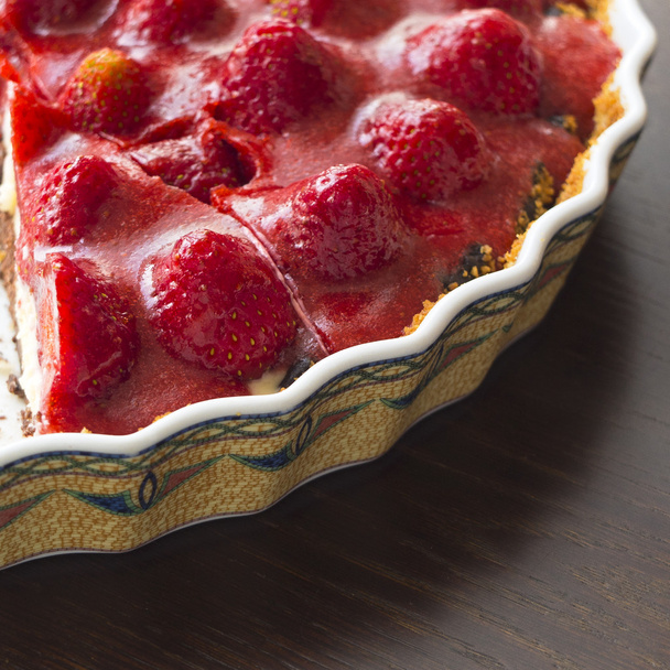 zelfgemaakte taart taart met verse aardbeien in baksel schimmel - Foto, afbeelding
