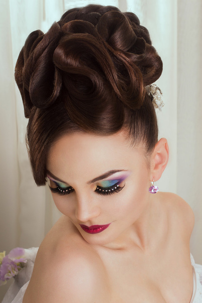 Beautiful bride with fashion hairstyle and make-up - Fotoğraf, Görsel