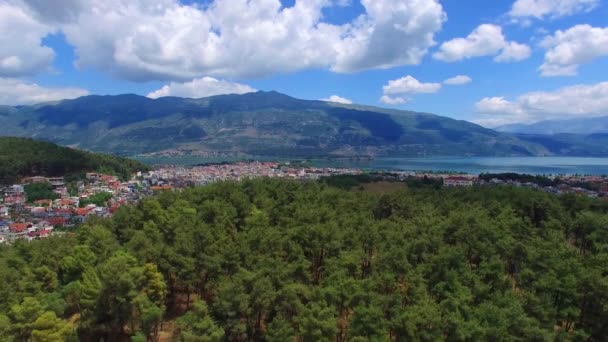 Vertical lift and slowly appears the Ioannina city - Footage, Video