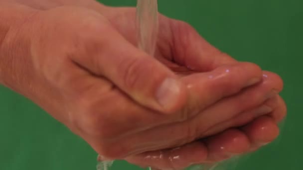 Wasserstrahl fließt in die Hände Nahaufnahme Chroma-Schlüssel - Filmmaterial, Video