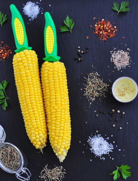 gekochter Mais mit Kräutern, Salz und Gewürzen - Foto, Bild