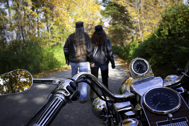Motorcu çift yürüyüş - Fotoğraf, Görsel