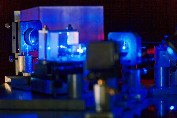 Blue laser in a quantum optics lab. - Zdjęcie, obraz