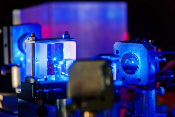 Μπλε λέιζερ σε ένα εργαστήριο κβαντική οπτική. - Φωτογραφία, εικόνα