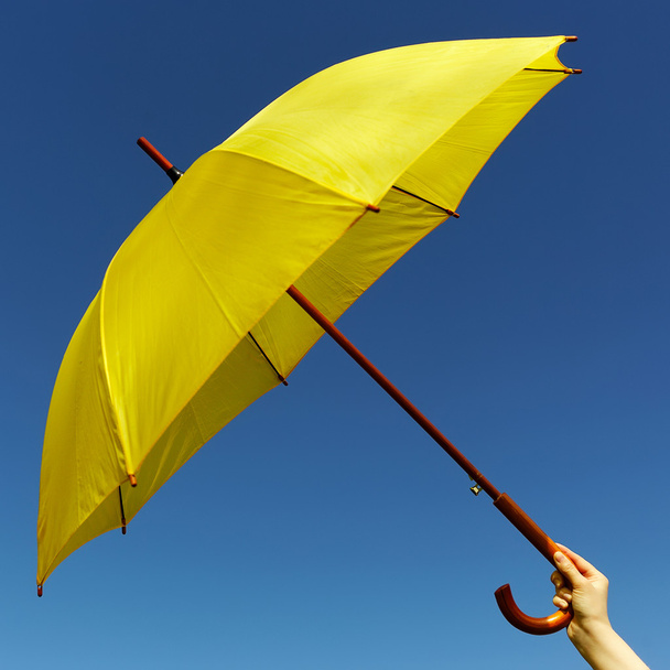 κίτρινη ομπρέλα στον ουρανό - Φωτογραφία, εικόνα