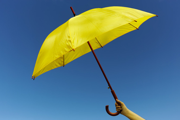 parapluie jaune sur le ciel - Photo, image