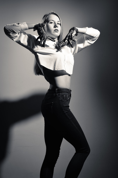 Szőke fiatal női táncos fekete átlátszó kesztyű - Fotó, kép