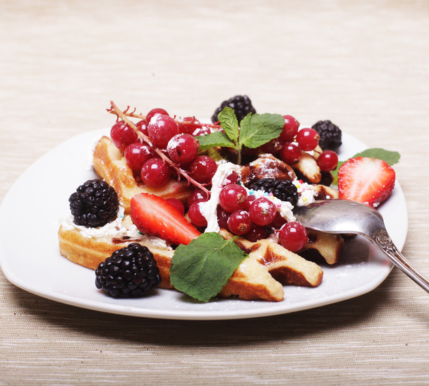 delicious waffles and fresh berries - Foto, immagini